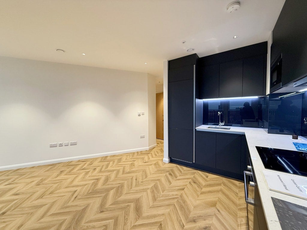 Flat Manor Road in Greater London