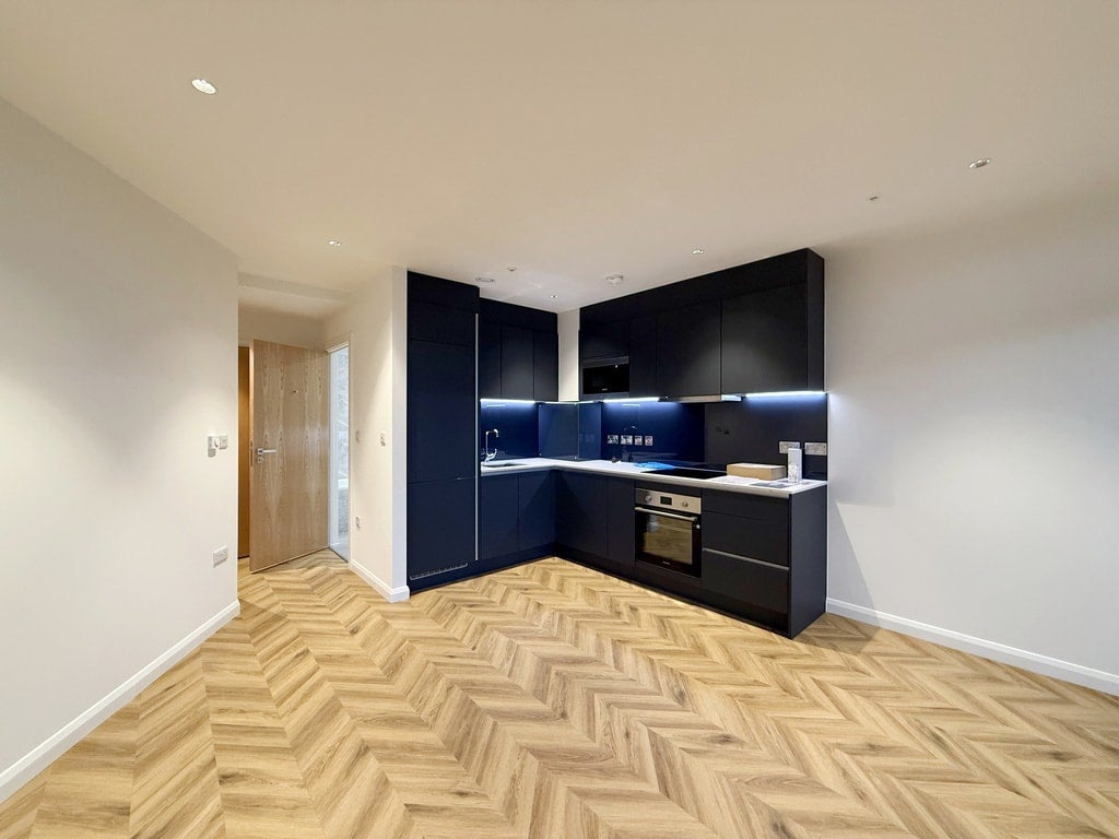 Flat Manor Road in Greater London