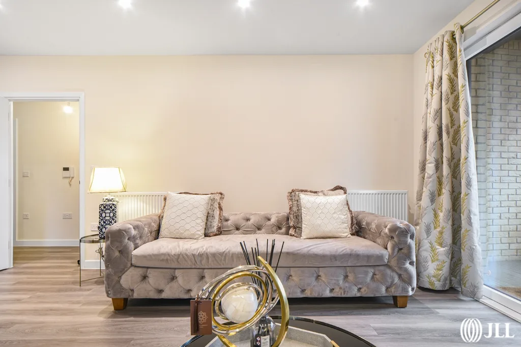 Flat Frank Searle Passage in Greater London