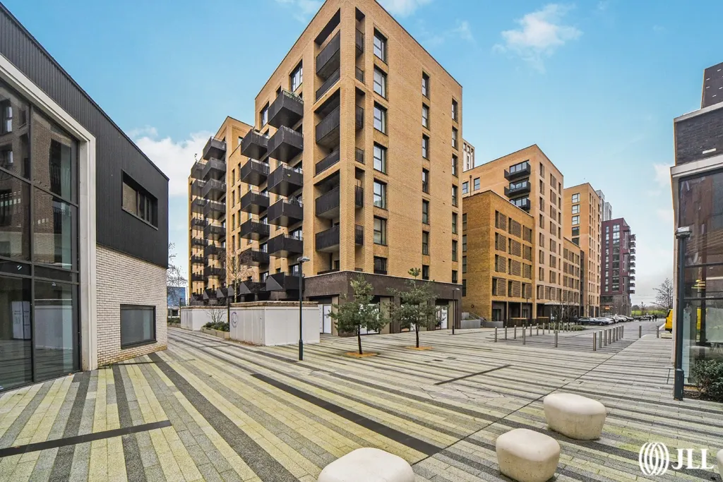Flat Frank Searle Passage in Greater London
