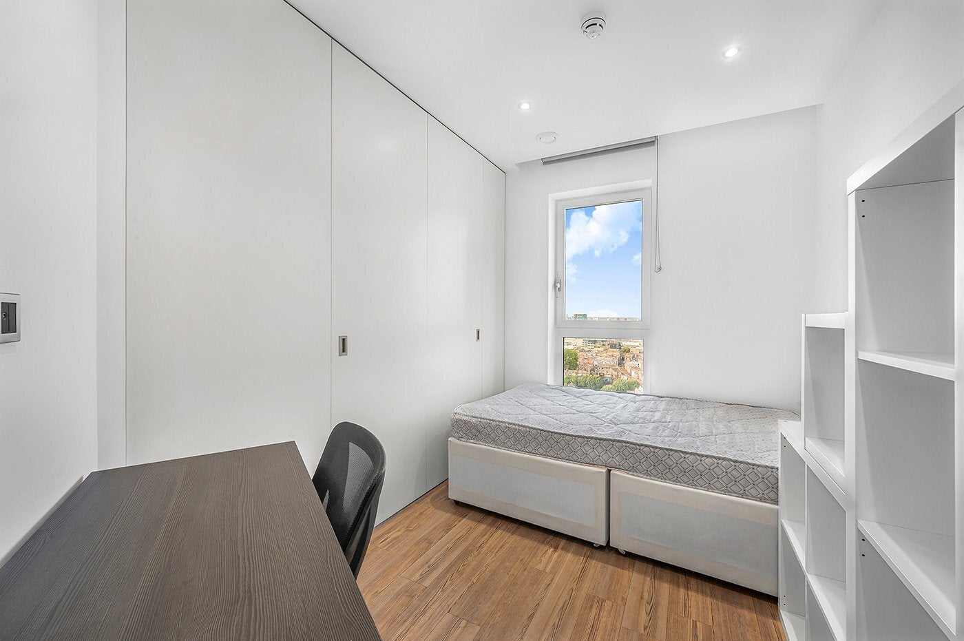Flat New Drum Street in Greater London