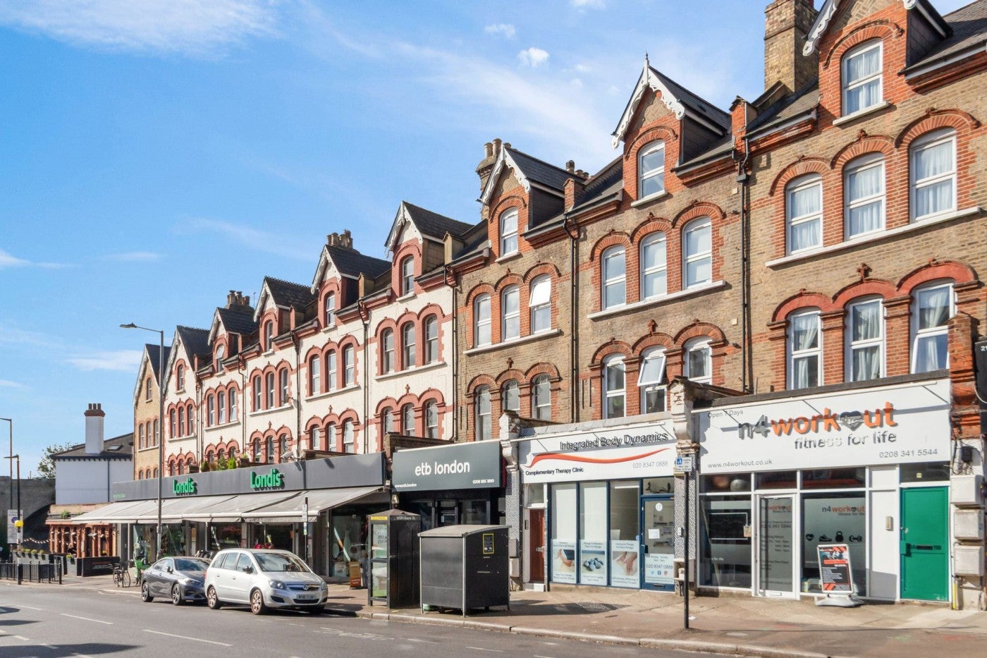 Flat Ferme Park Road in Greater London