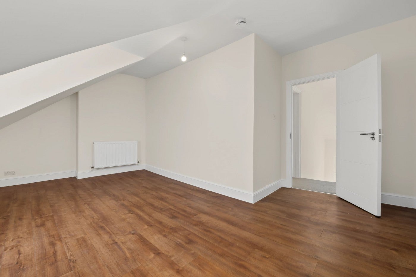 Flat Ferme Park Road in Greater London