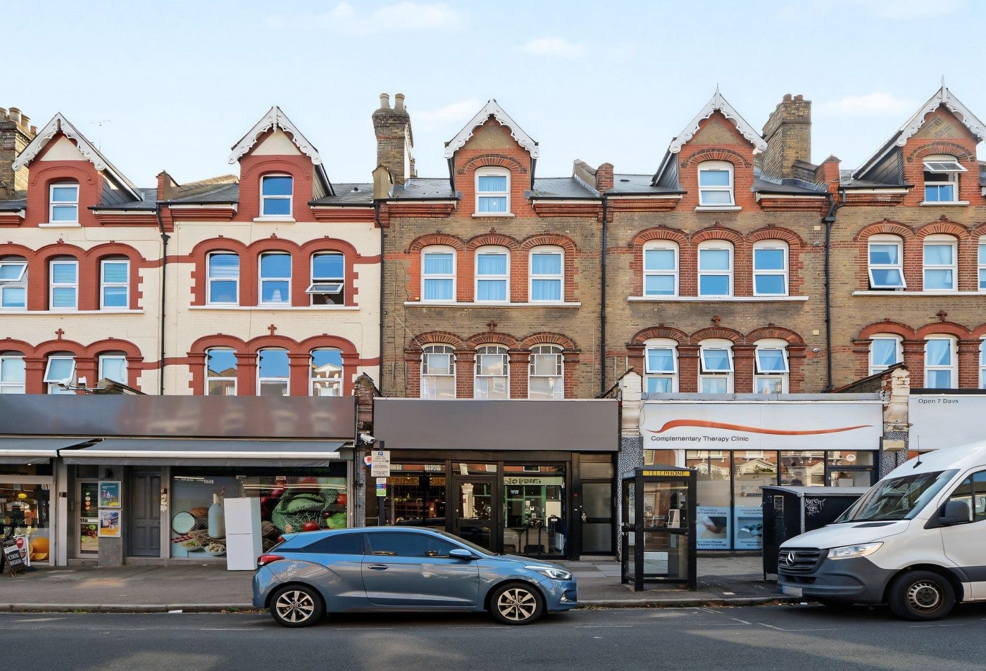 Flat Ferme Park Road in Greater London