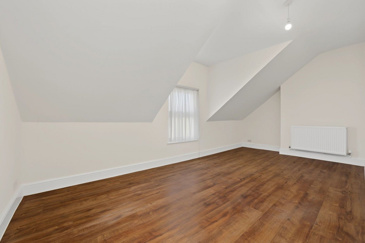 Flat Ferme Park Road in Greater London