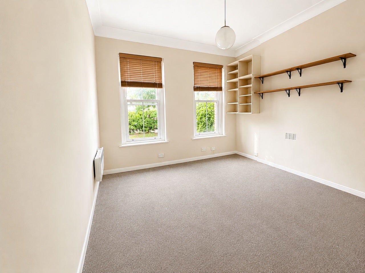 Flat Avenue South in Greater London