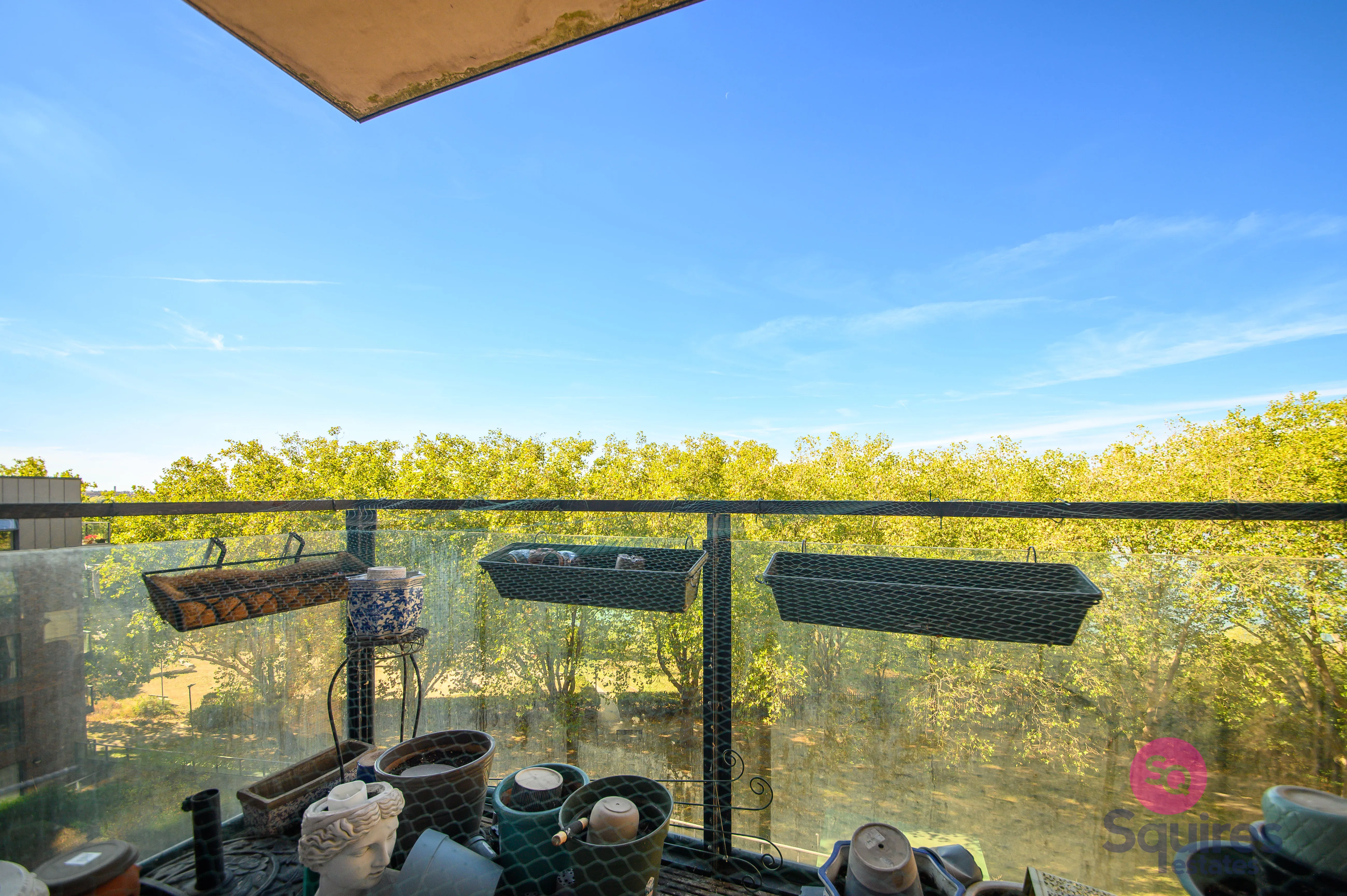 Flat Shearwater Drive in Greater London