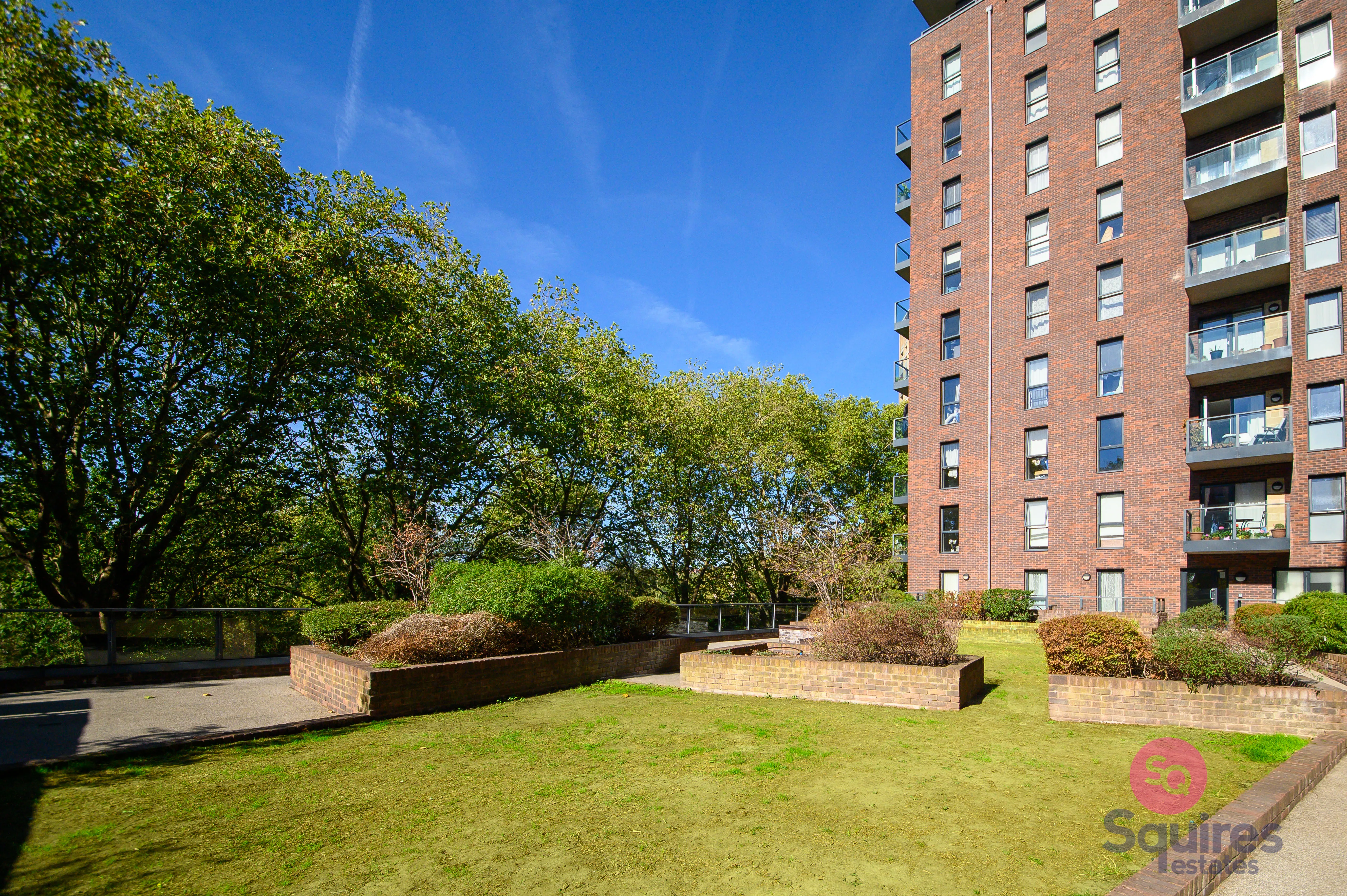 Flat Shearwater Drive in Greater London