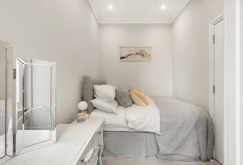 Room Fulham Road in Greater London