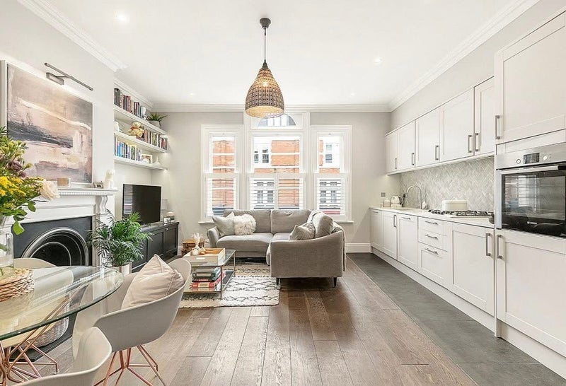 Room Fulham Road in Greater London