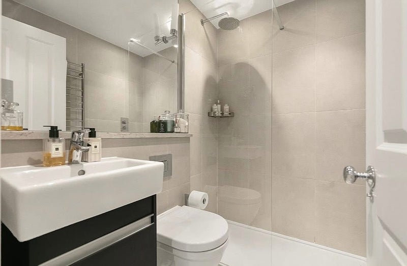Room Fulham Road in Greater London