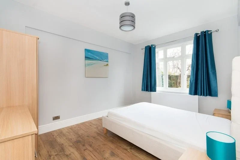 Flat Trinity Crescent in Greater London