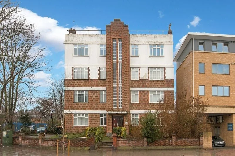 Flat Trinity Crescent in Greater London