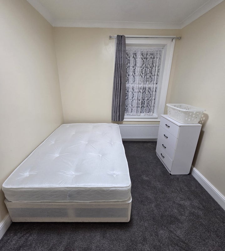 Room Belmont Park Road in Greater London