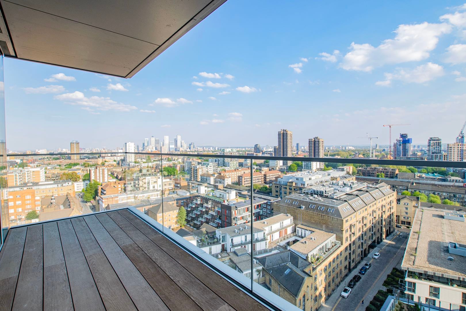Flat Piazza Walk in Greater London