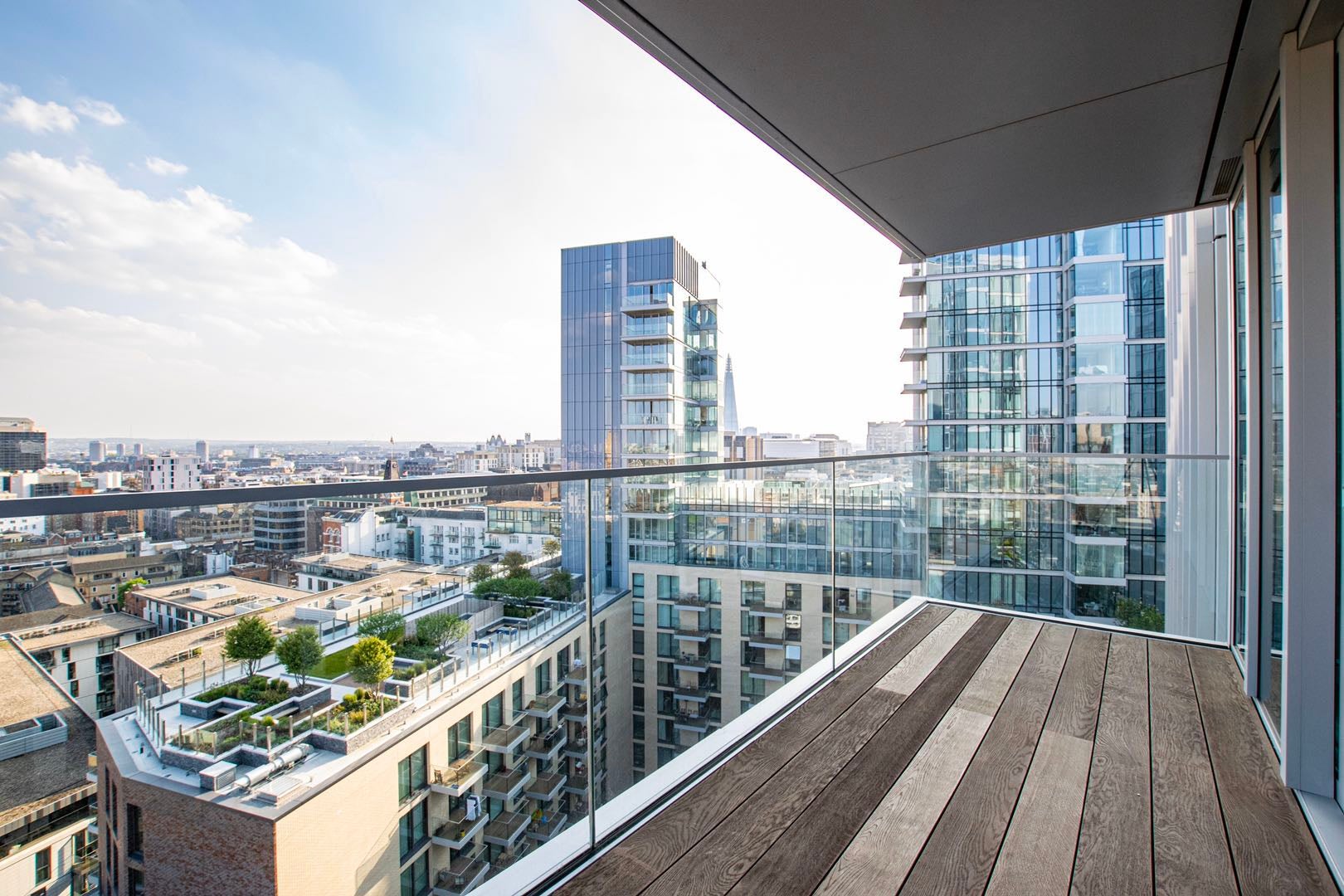 Flat Piazza Walk in Greater London