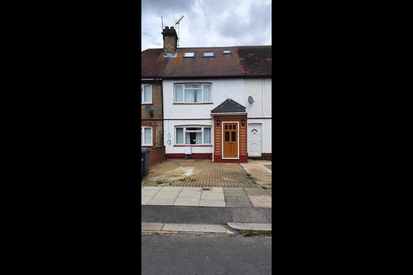 House Goldsmith Avenue in Greater London