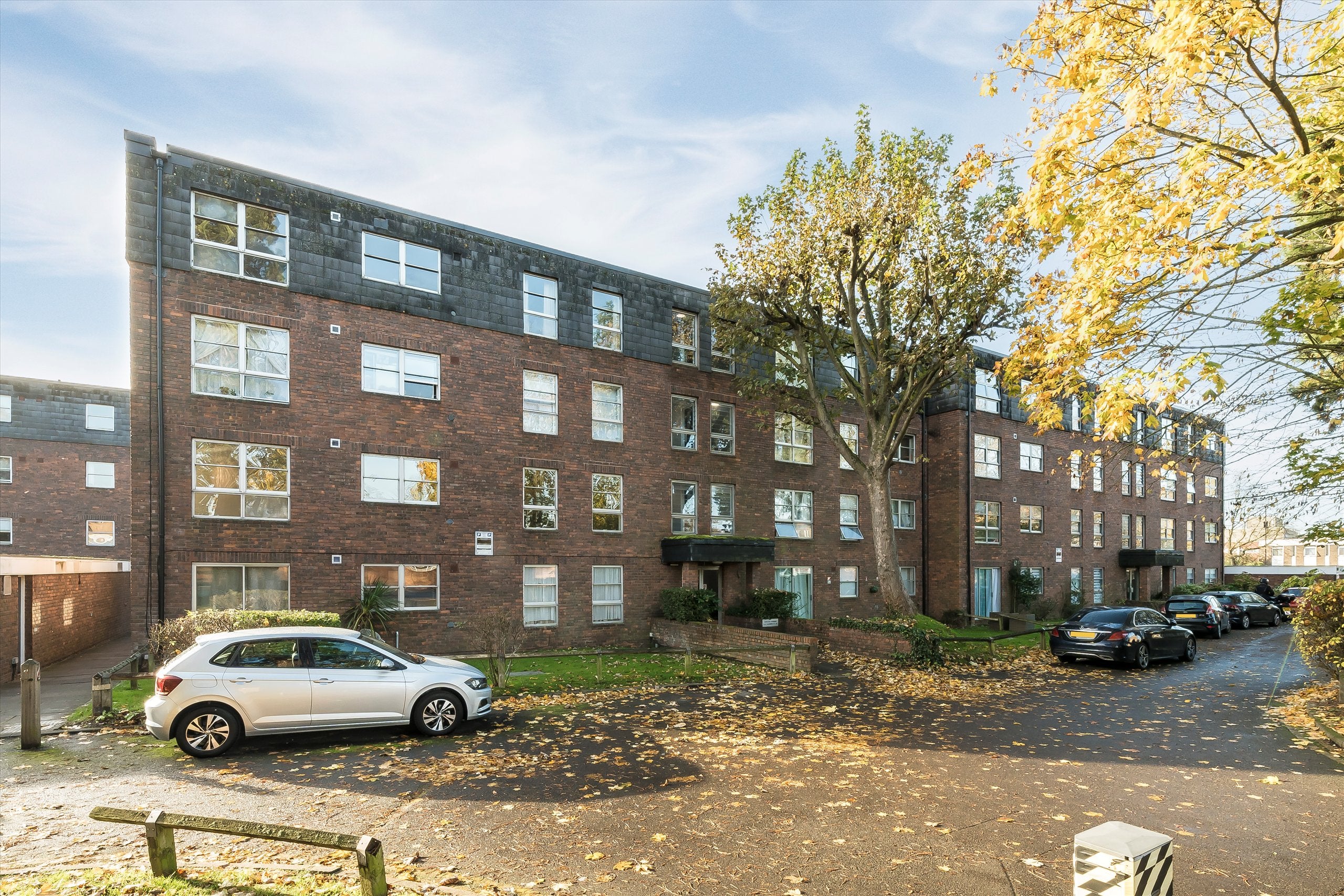 Flat Marlowe Gardens in Greater London