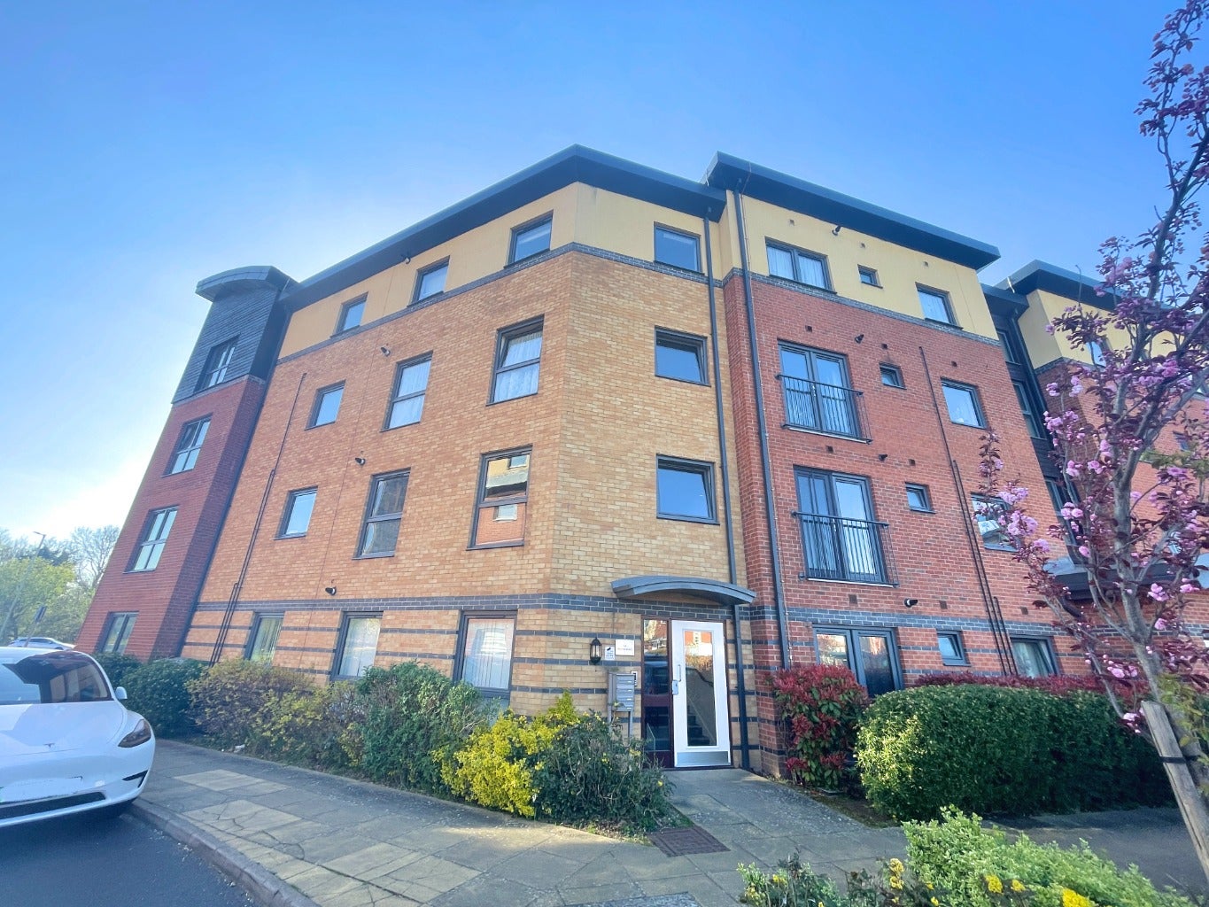 Flat Raven Close in Watford