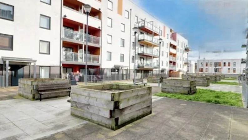 Flat Union Road in Greater London