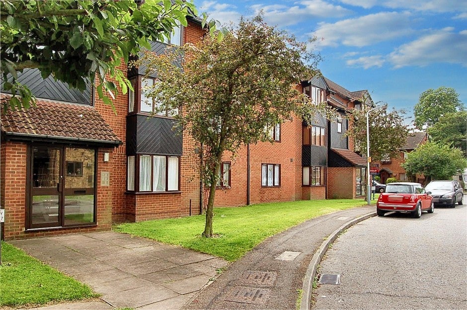 Flat Amberley Way in Greater London