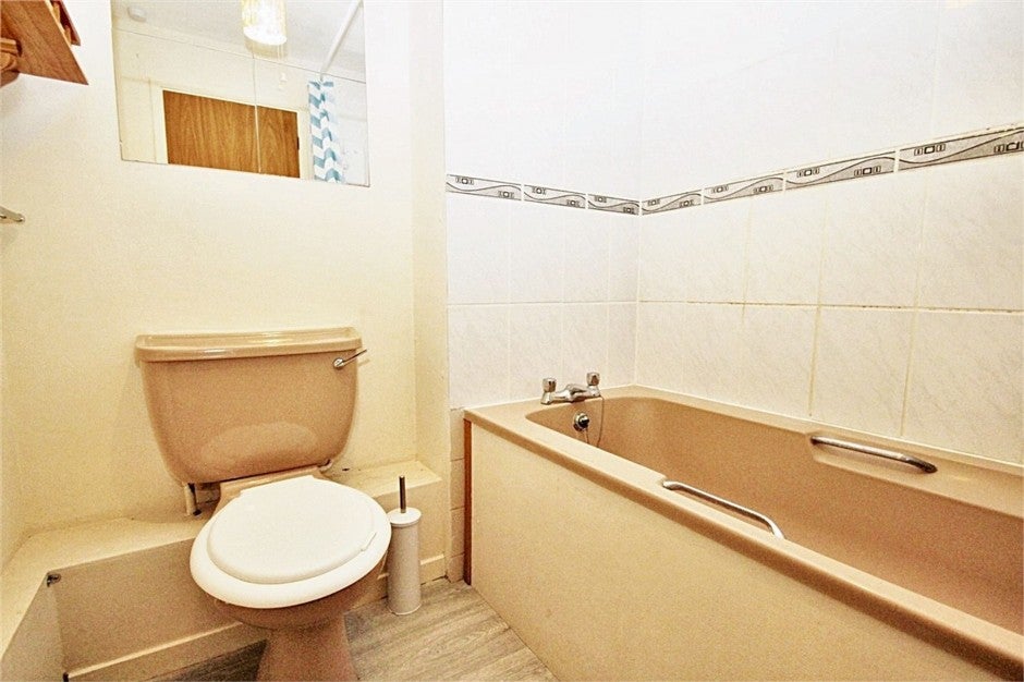 Flat Amberley Way in Greater London