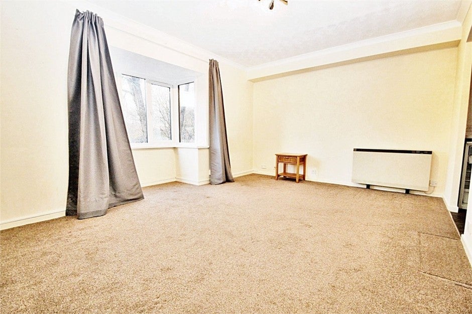 Flat Amberley Way in Greater London