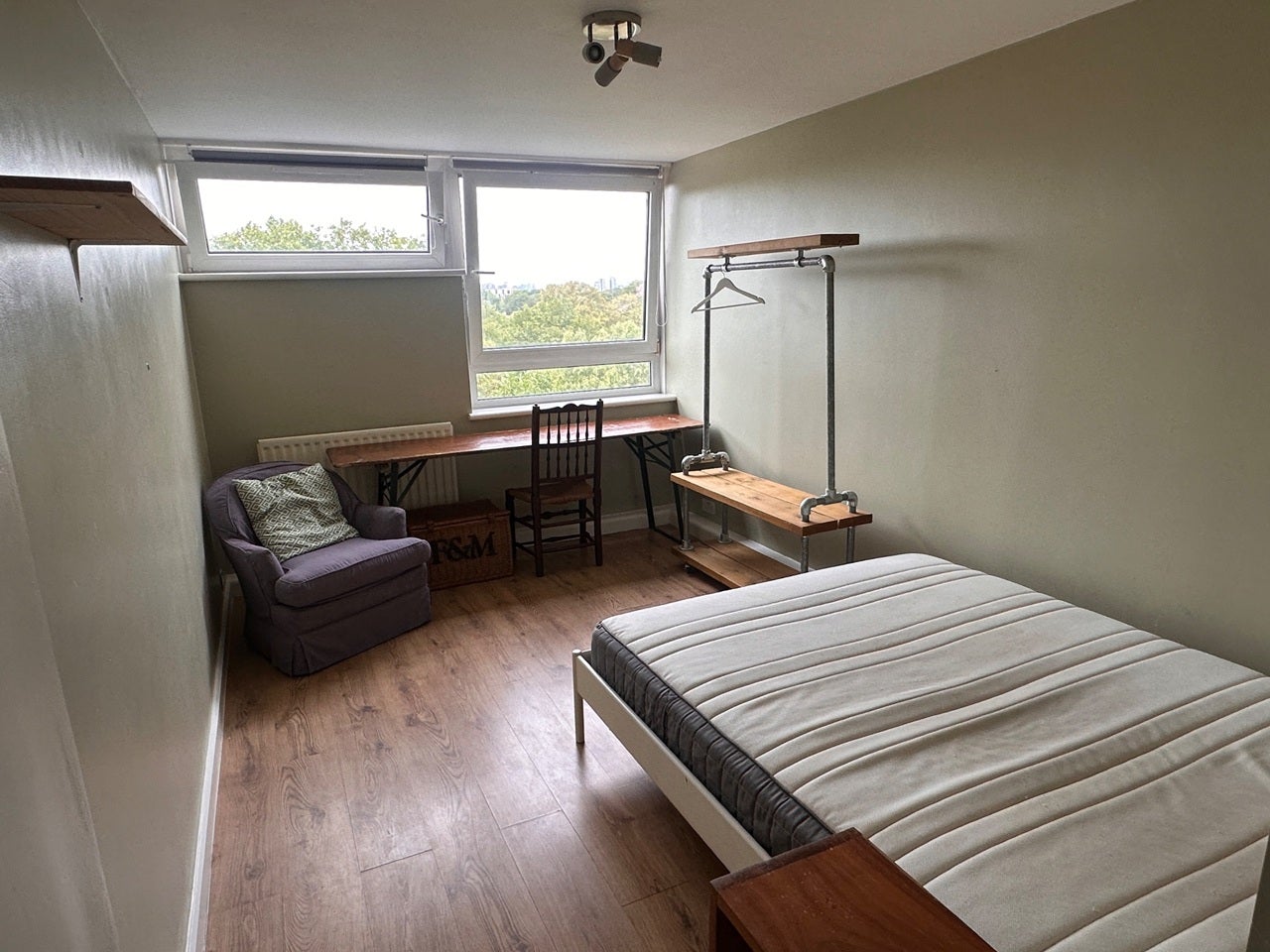 Flat Bibury Close in Greater London