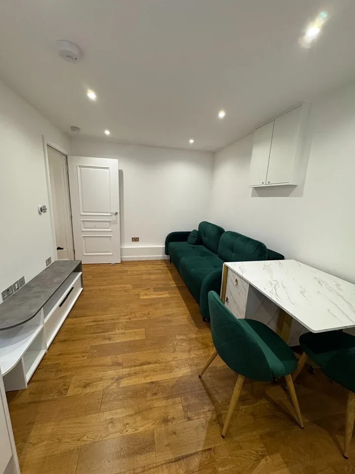 Flat Lavender Hill in Greater London