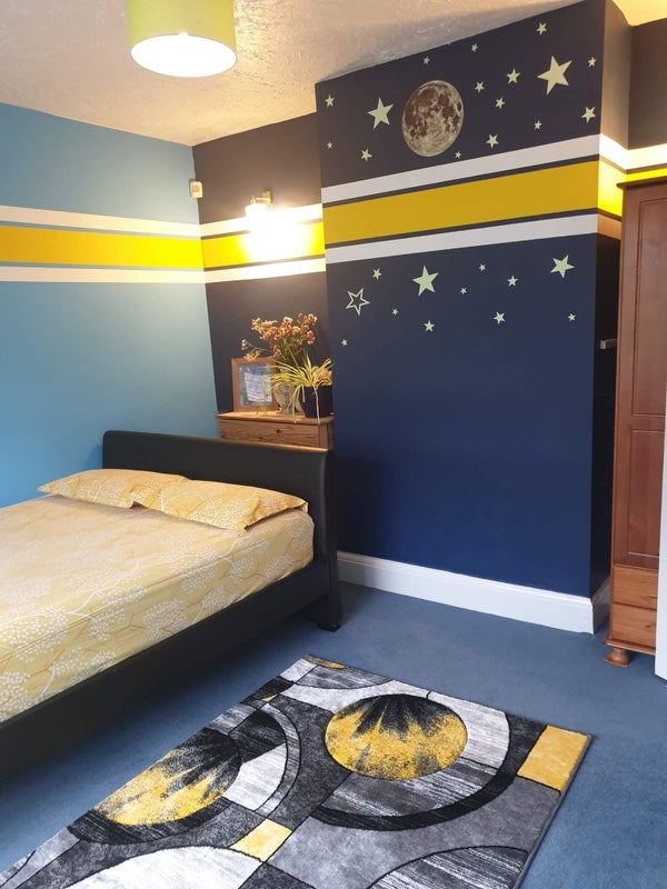 Room Hazeldene Road in Bristol