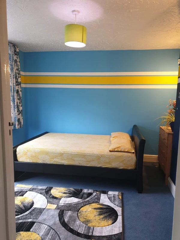 Room Hazeldene Road in Bristol