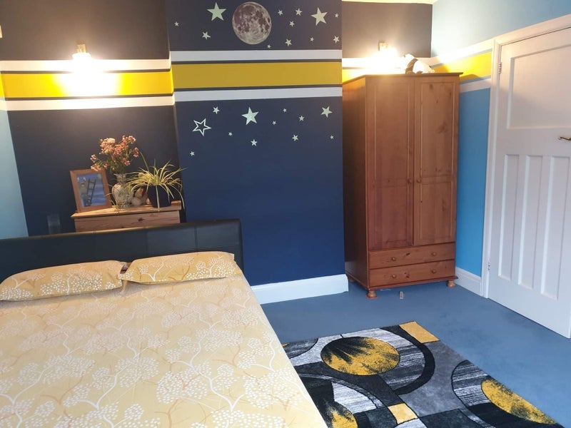 Room Hazeldene Road in Bristol