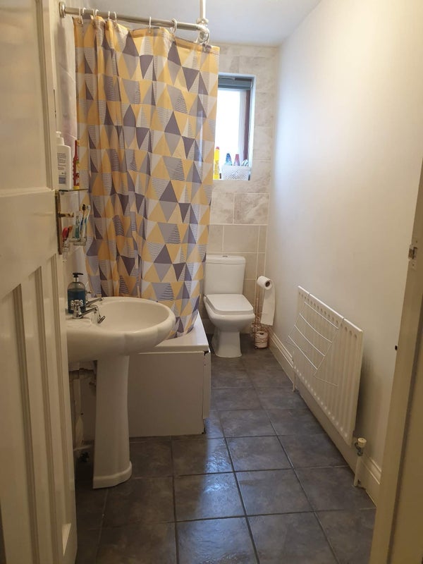 Room Hazeldene Road in Bristol