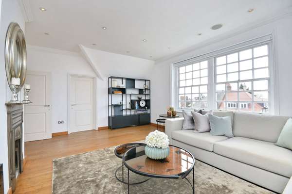 Flat Bracknell Gardens in Greater London