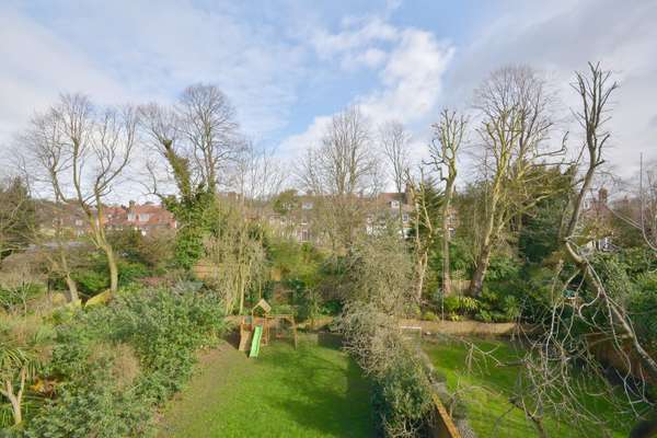 Flat Bracknell Gardens in Greater London