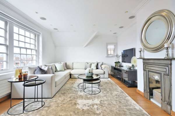 Flat Bracknell Gardens in Greater London