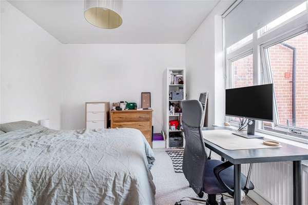 Flat Upper Richmond Road in Greater London