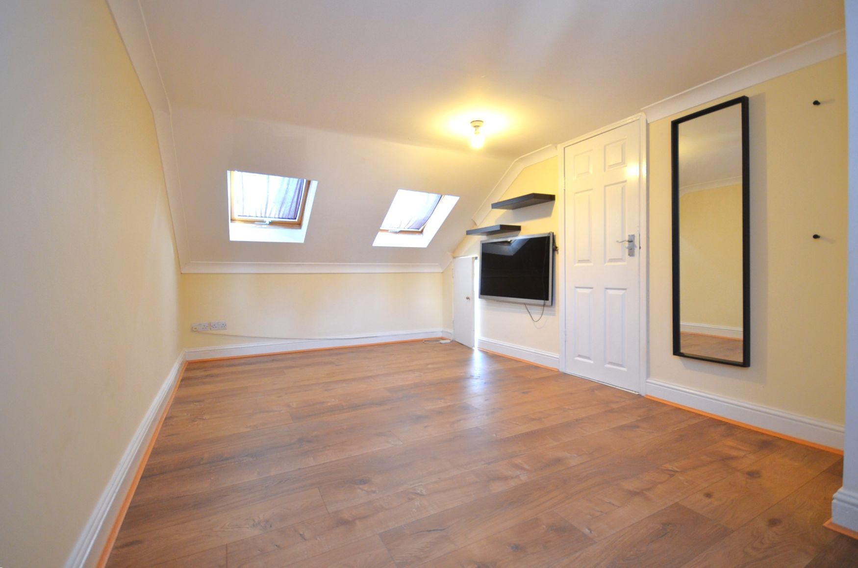 Room Spencer Road in Greater London