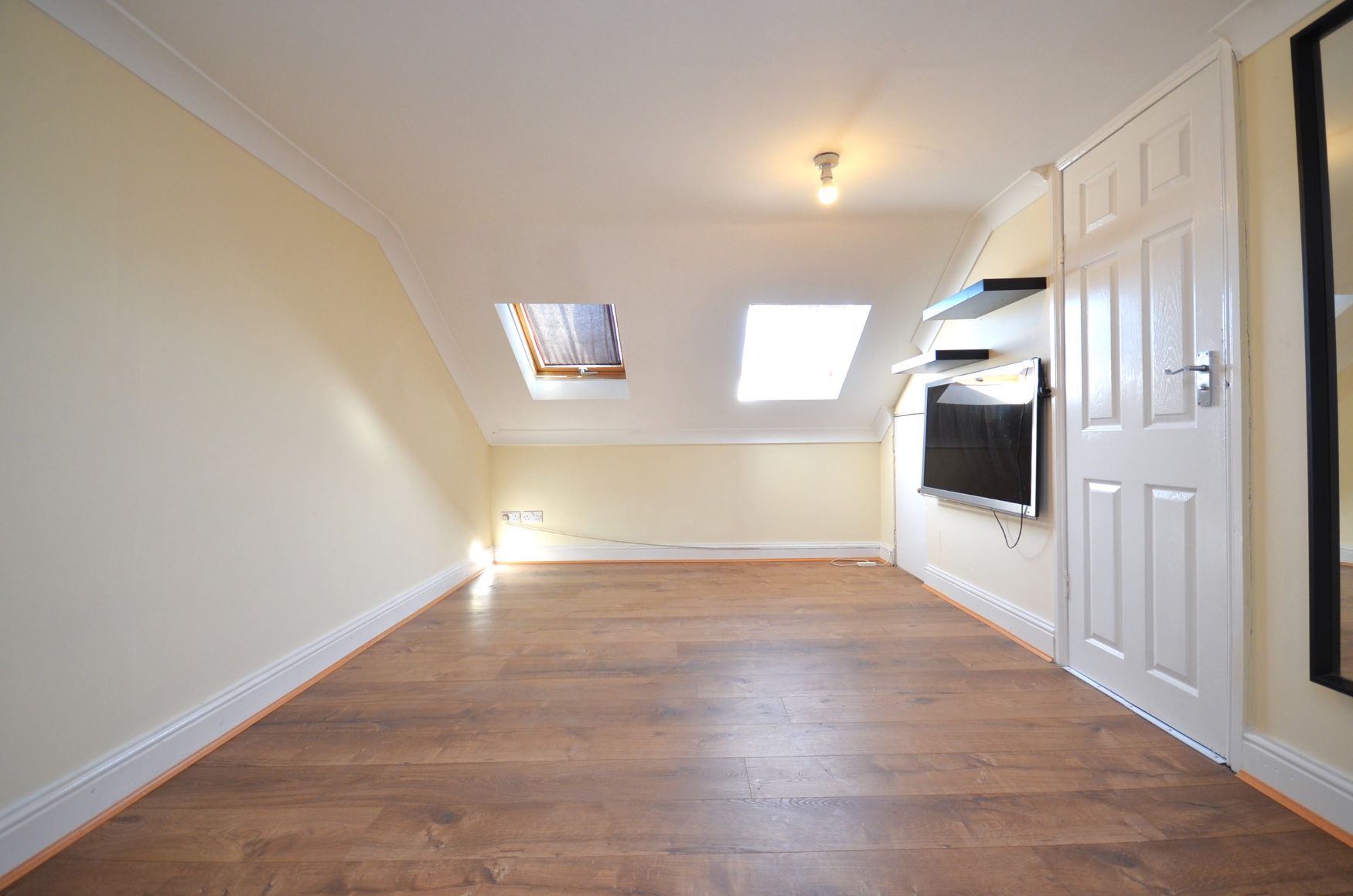 Room Spencer Road in Greater London