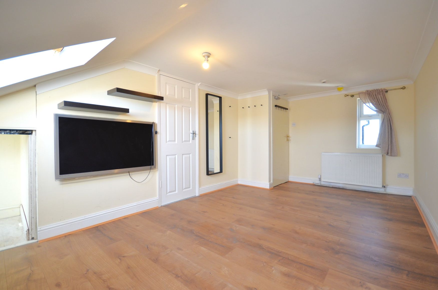 Room Spencer Road in Greater London