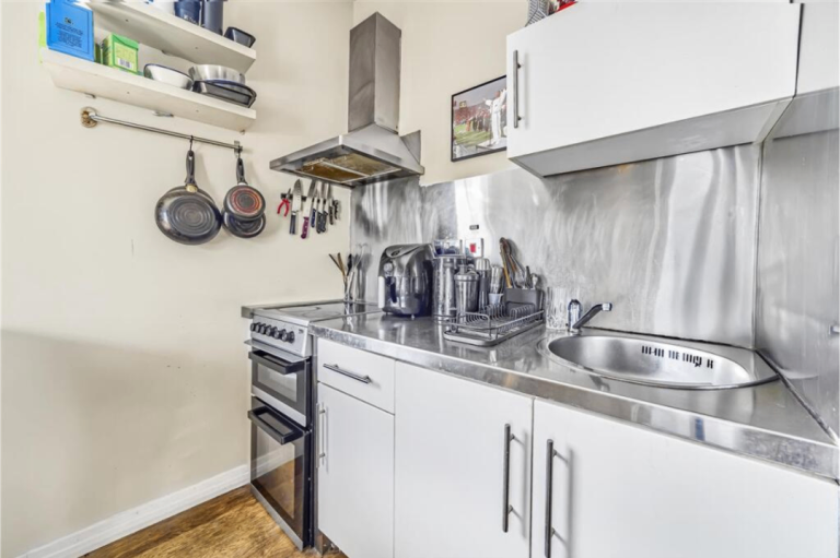 Flat Queenstown Road in Greater London
