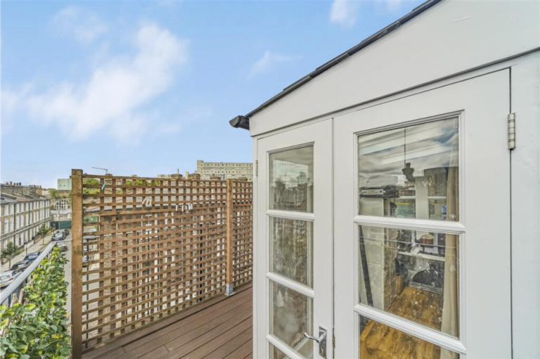 Flat Queenstown Road in Greater London