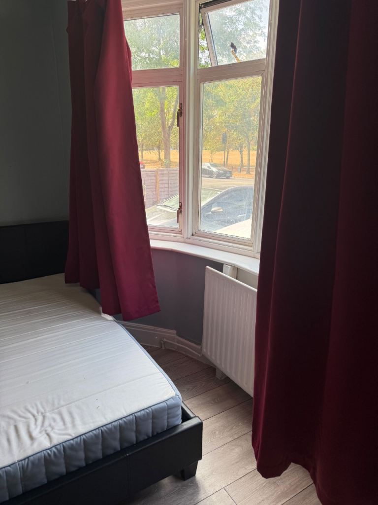 Flat Mandeville Road in Greater London