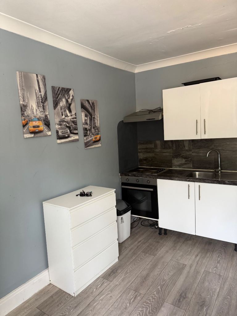 Flat Mandeville Road in Greater London