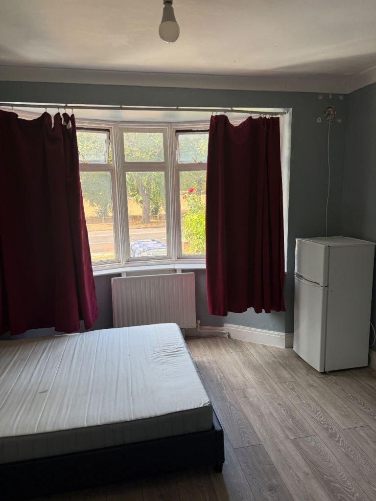 Flat Mandeville Road in Greater London