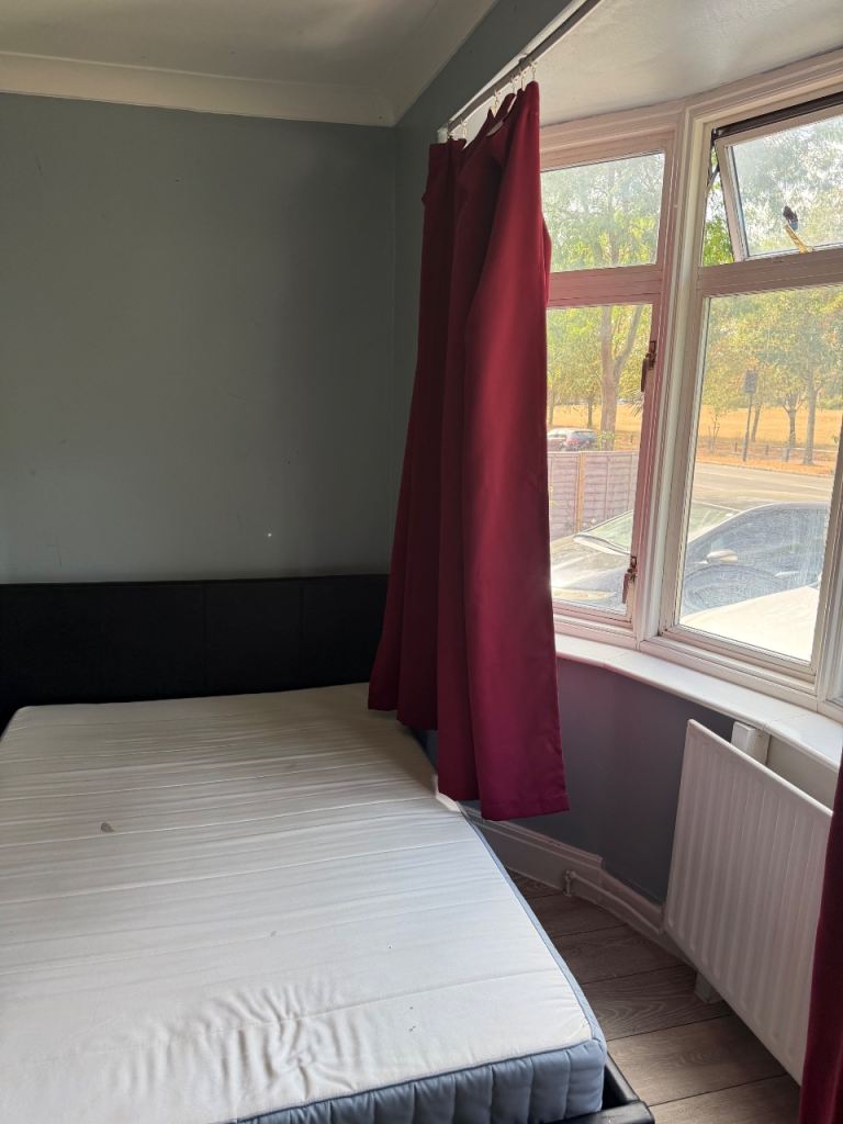 Flat Mandeville Road in Greater London