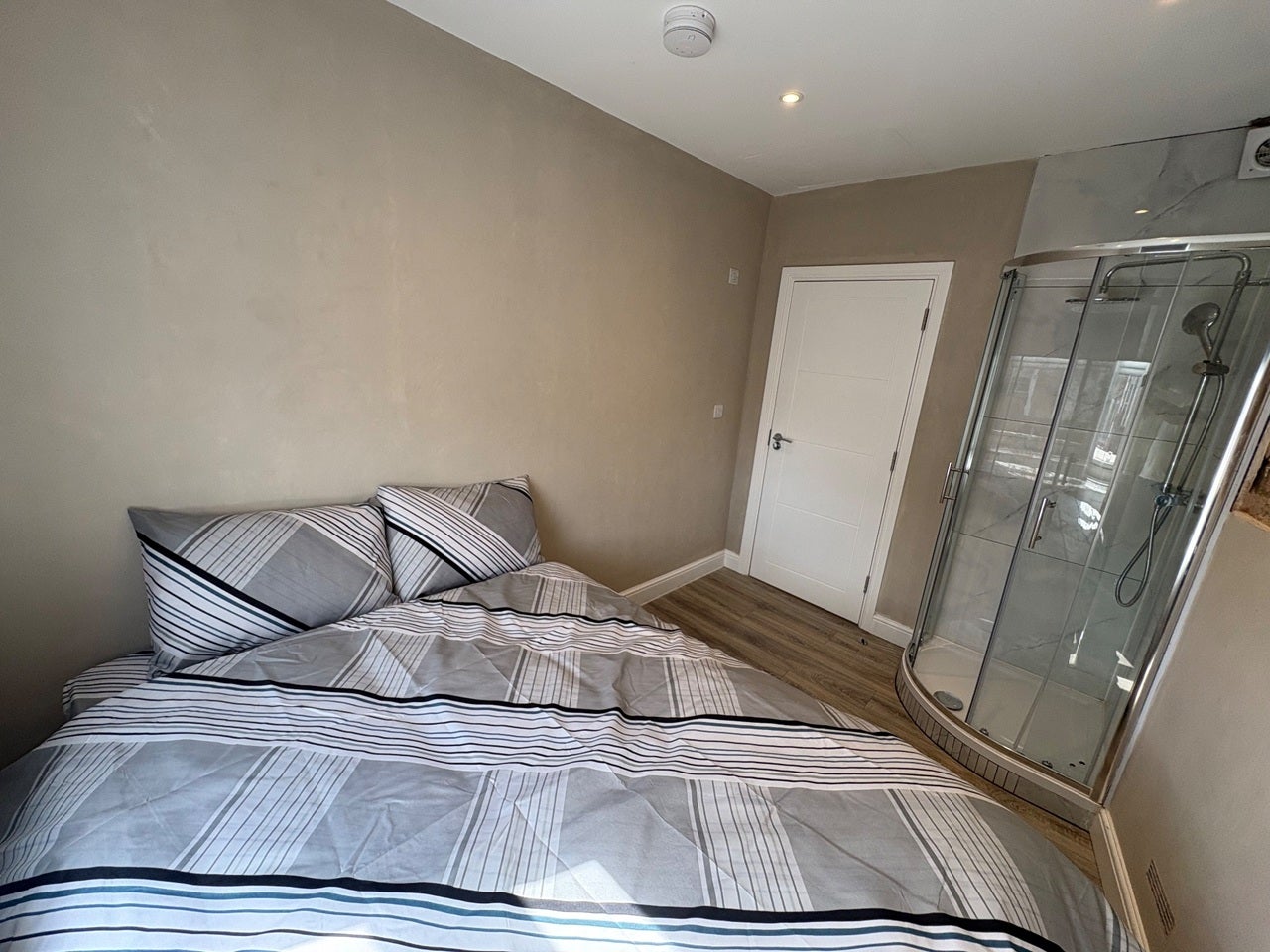 Room Seven Sisters Road in Greater London