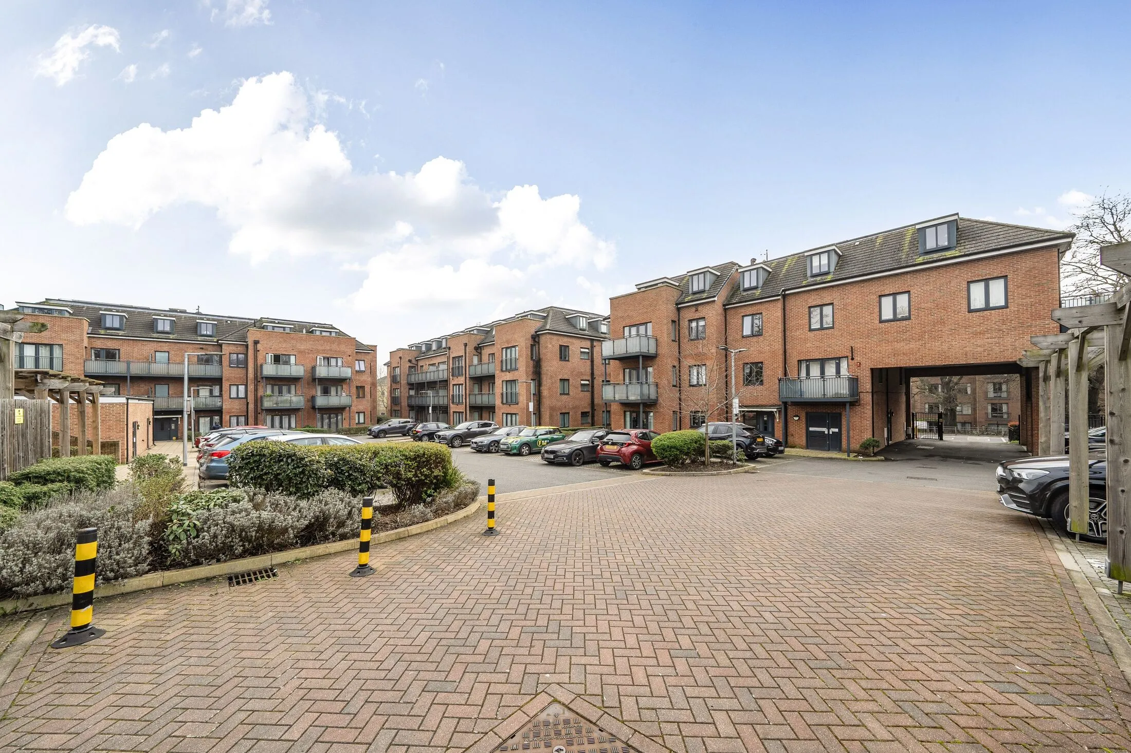 Flat Sudbury Hill in Greater London