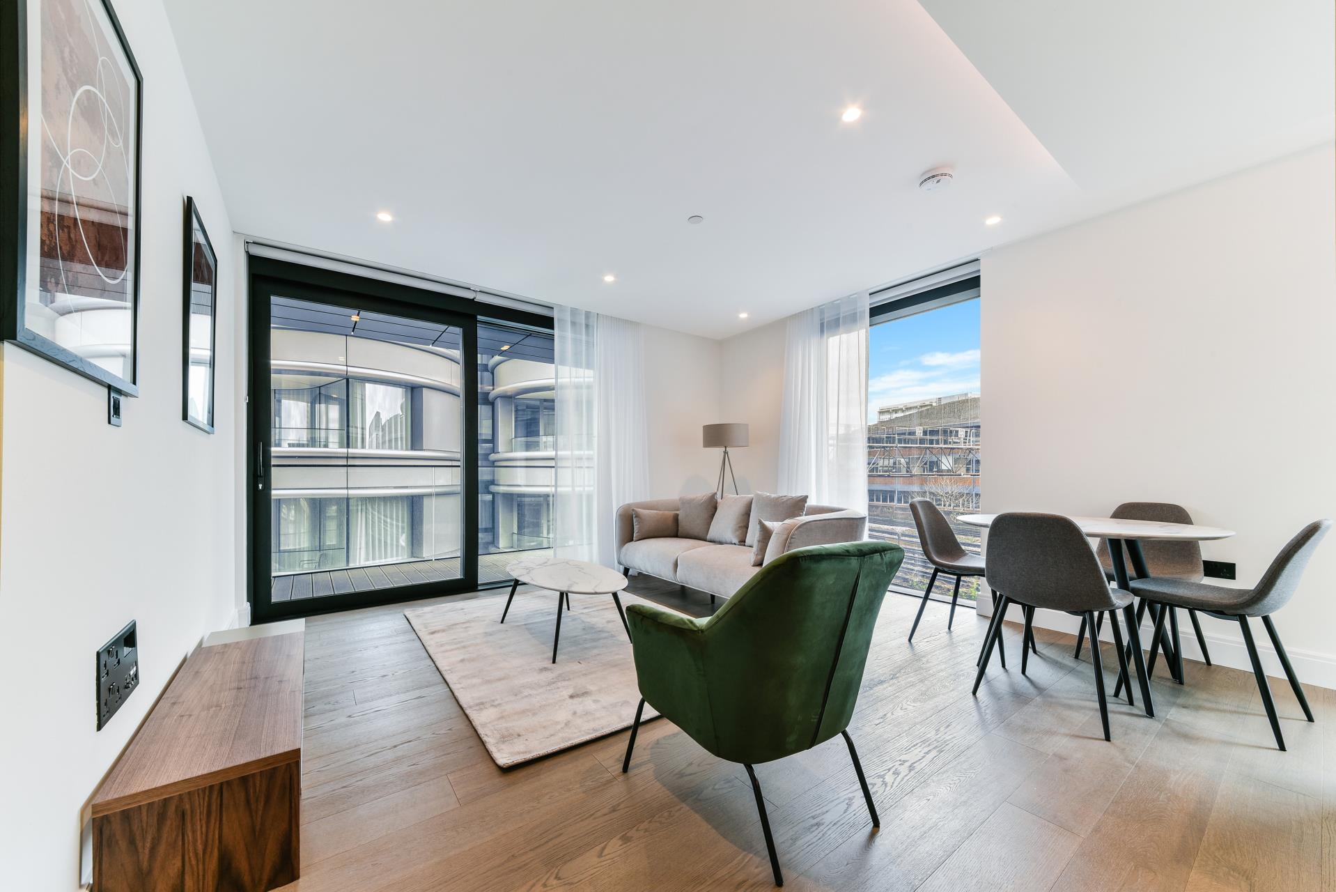 Flat Albert Embankment in Greater London