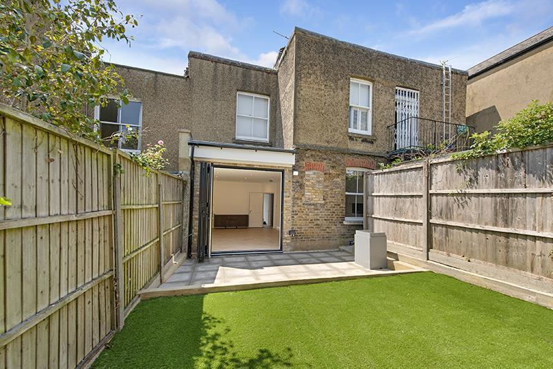 Flat Sarre Road in Greater London